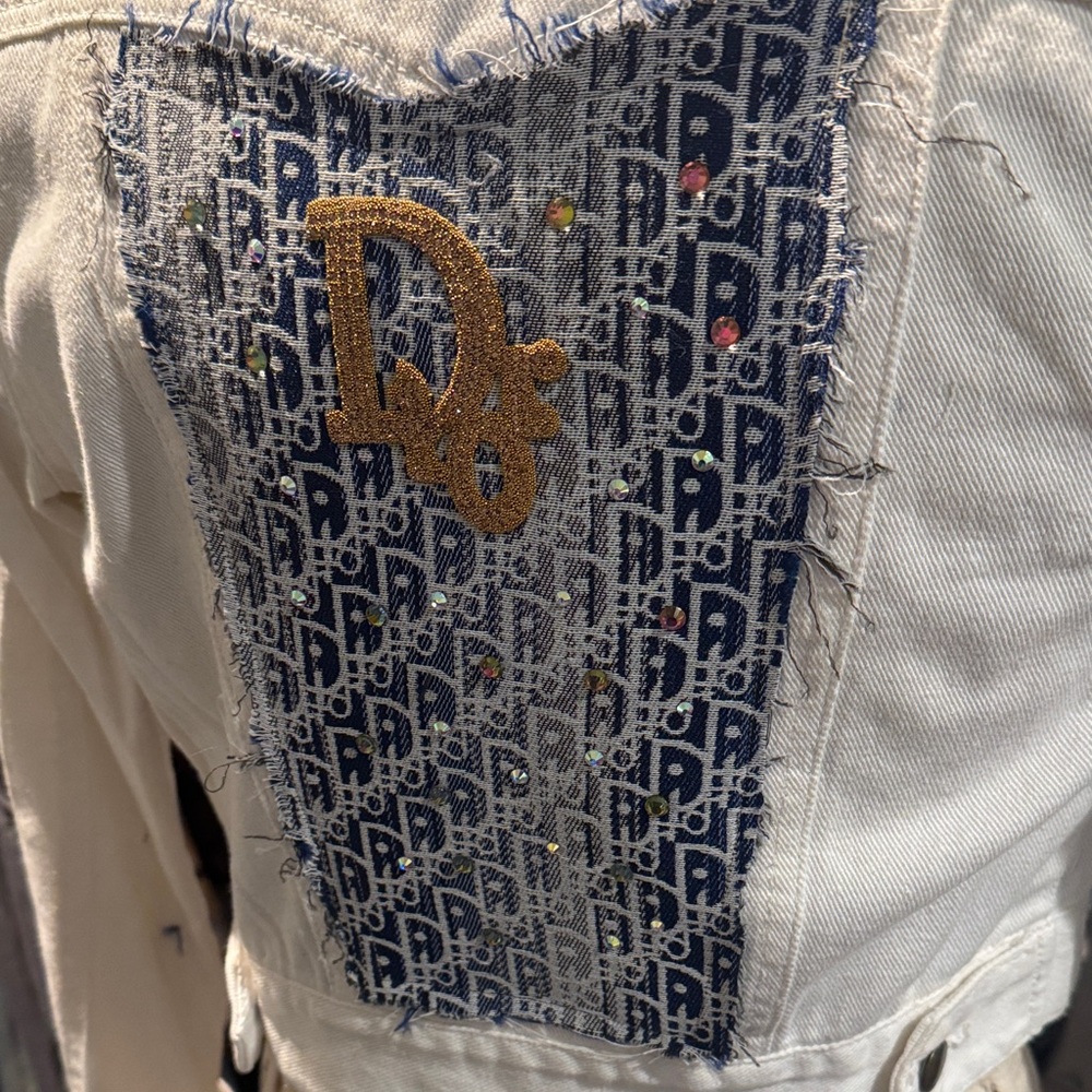 White Denim Jacket with Blue Pattern - image 2